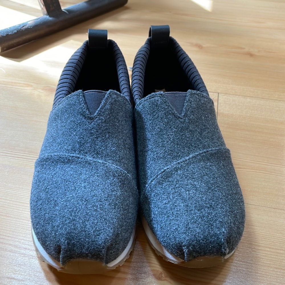NWT TOMS ortholite grey felt slip-ons
